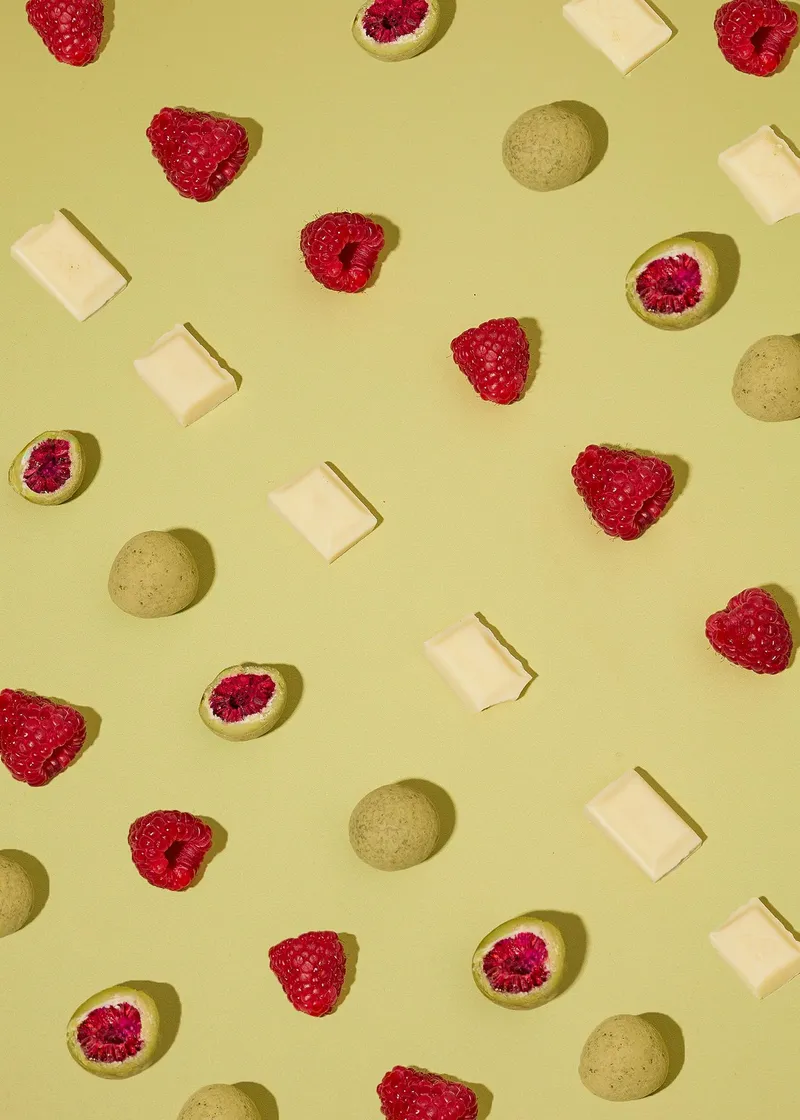 KoRo Gefriergetrocknete Himbeeren in weißer Schokolade mit Matchapulver | 500 g – Produktbild 4 von 5