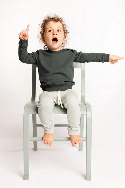 M23 M23 Kinder Sweater aus Biobaumwolle, Modell "Charlie", Olivgrün, – Produktbild 2 von 4