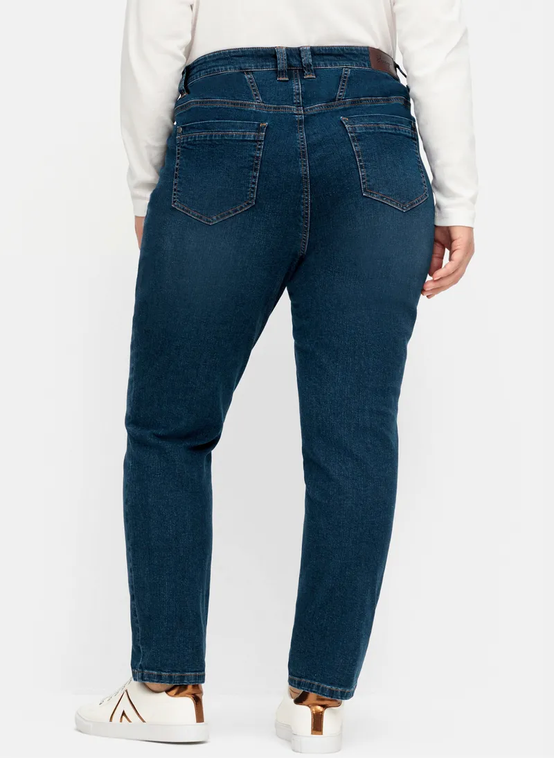 sheego 5-Pocket-Jeans dark blue denim, Dark blue denim, – Produktbild 1 von 2