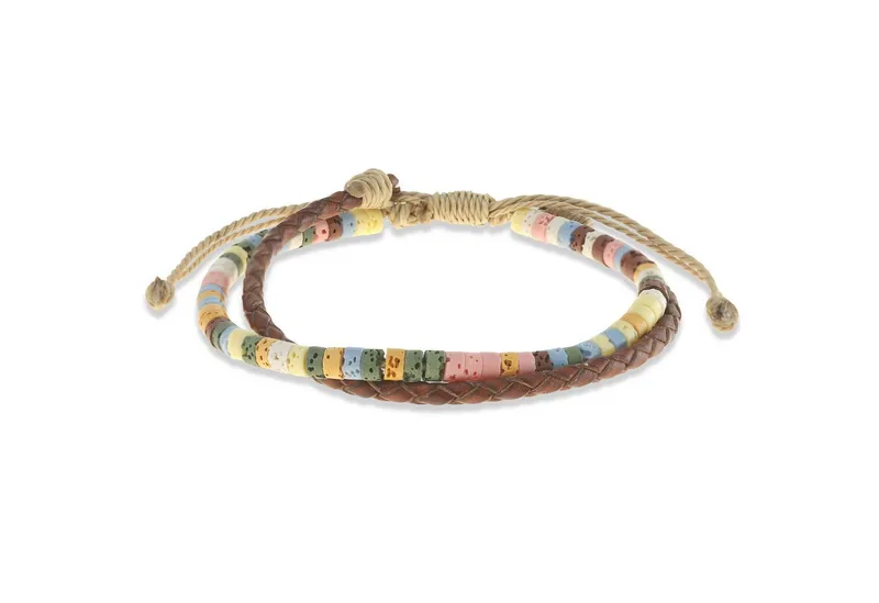Made by Nami Armband Buntes Surferarmband Damen Herren mit Perlen geflochten verstellbar, aus Veganen Leder und Kunststoff – handgefertigt – sommerlich – Unisex – Produktbild 1 von 2