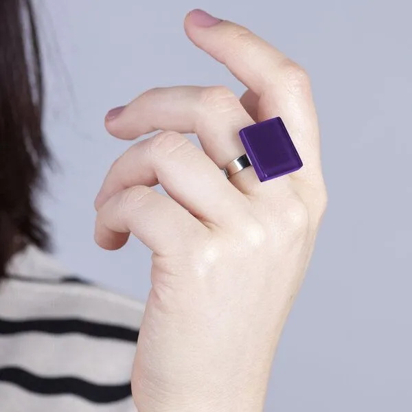 ALEXASCHA ALEXASCHA Geometrischer Statement Ring aus Glas PUREFORM, Amethystlila, – Produktbild 3 von 4