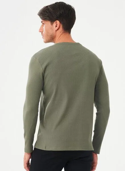 ORGANICATION ORGANICATION Geripptes Henley Langarmshirt aus Bio-Baumwolle, Khaki, – Produktbild 4 von 4