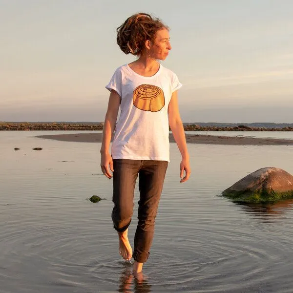 Cmig Cmig Damen T-Shirt Zimtschnecke in weiß – Produktbild 2 von 4
