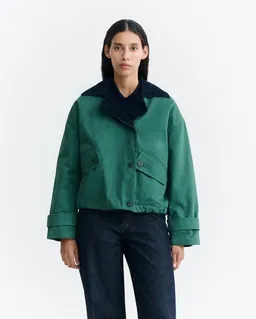 thinking mu thinking mu Norma, leicht wattierte Jacke mit Cordkragen – Produktbild 1 von 1