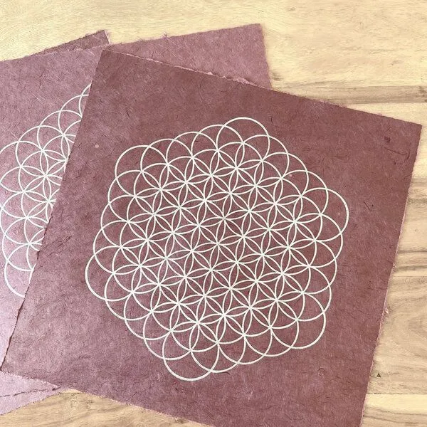 Veskor Cassiopeia Veskor Cassiopeia BLUME DES LEBENS Heilige Geometrie Linoldruck | 35 × 35 cm | Silber auf Rosenholz – Produktbild 4 von 4