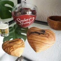 NATUREHOME NATUREHOME Olivenholz Herz Handschmeichler - Holzherz 10 cm aus Massivholz, Handgefertigt, Unikat, Deko & Geschenk zu Muttertag, Valentinstag & Weihnachten – Produktbild 1 von 1