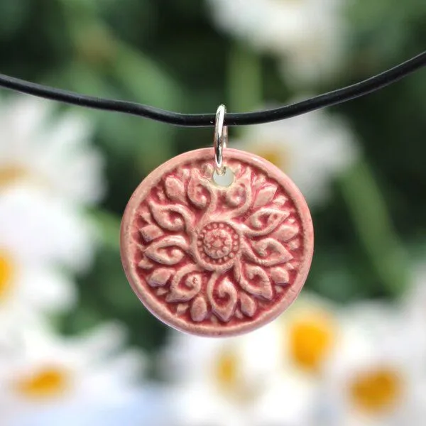Schönes aus Indochina Schönes aus Indochina Schmuck aus Keramik, Anhänger Blume und Fächer am Kautschukcollier, Rose, – Produktbild 1 von 3
