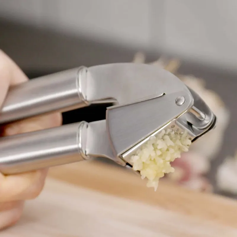Chefkoch trifft Fackelmann Chefkoch trifft Fackelmann Knoblauchpresse München, 20cm, Edelstahl – Produktbild 3 von 3