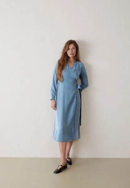 Givn Berlin Givn Berlin Wickelkleid GBVIRGINIA aus TENCEL mit Peach-Effekt, Cloudy blue, – Produktbild 1 von 4