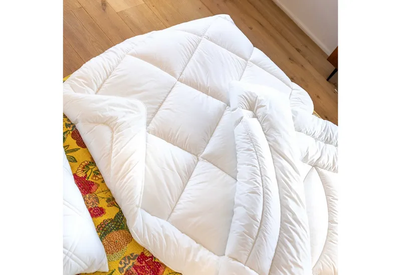 Paradies Paradies Kunstfaserbettdecke Avera, Bettdecke mit Lyocell, Füllung: 80% Polyester, 20% Lyocell, Bezug: 100% Baumwolle, atmungsaktive, wärmende Lyocell Winterdecke, Weiß, – Produktbild 3 von 5