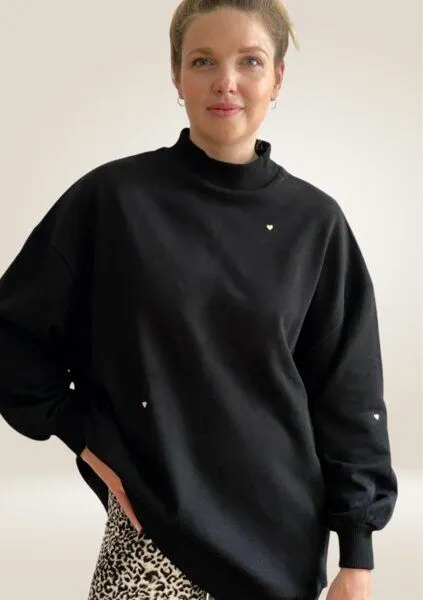 noemvri fashion label noemvri fashion label oversized Sweatshirt Turtleneck mit Herzchen, Schwarz mit beigen herzchen, – Produktbild 2 von 4