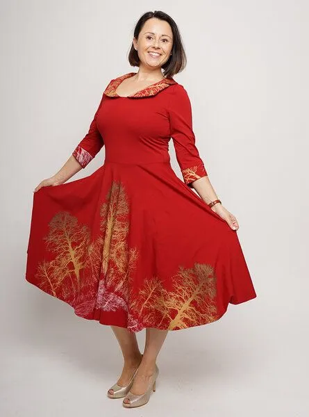 Peaces.bio - handbedruckte Biomode Peaces.bio - handbedruckte Biomode Tanzkleid Baumgeschwister in Rot, Kirschrot, – Produktbild 1 von 3