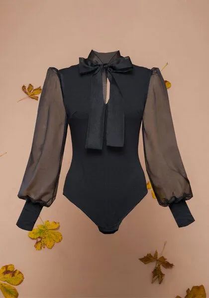 Atelier SNOW Atelier SNOW Body Odessa mit Schleifenkragen und Puffärmeln – Produktbild 1 von 2