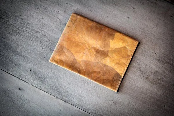 BY COPALA BY COPALA 15–16 Zoll Laptoptasche aus Teak-Blattleder in gelb – Produktbild 3 von 8