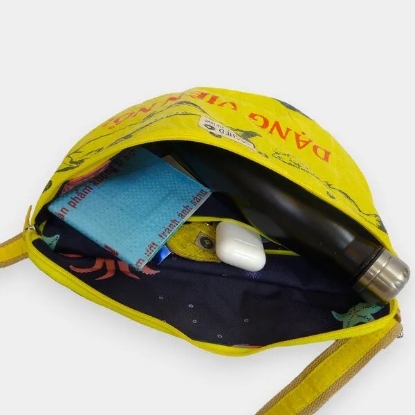 REFISHED fair fashion REFISHED fair fashion BUM BAG XL spezieller Gurt | Upcycelte Bauchtasche, #fish gelb-dollar, – Produktbild 2 von 4