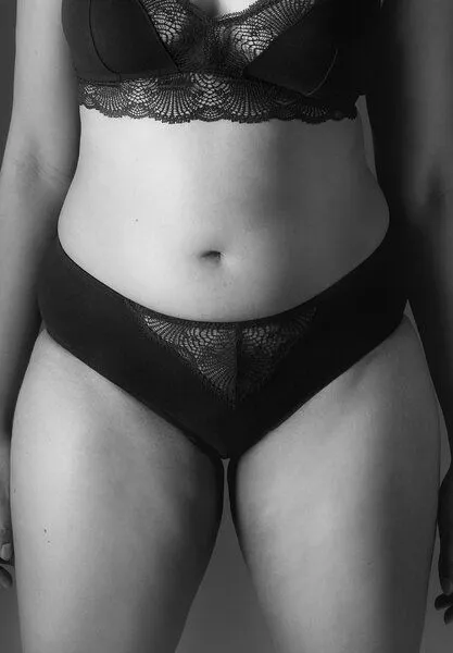 Lovjoi Lovjoi Panty PILOSELLA aus Biobaumwolle und regenerierter Spitze, Black (schwarz), – Produktbild 2 von 4