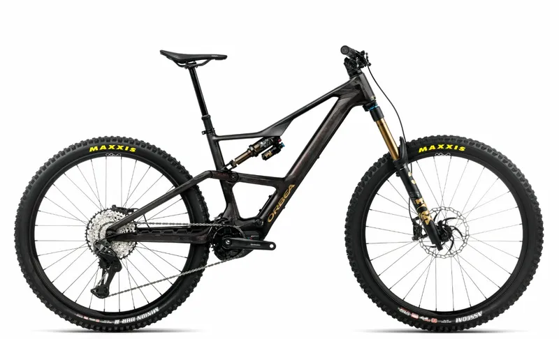 Orbea Orbea RISE LT M10 - 29 Zoll 630Wh 12K Fully - Cosmic Carbon View/ Golden Sand, Schwarz,braun, – Produktbild 1 von 1