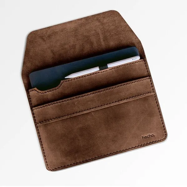 hecho. hecho. Leder Hülle mit Stifthalter für iPad Air 11"&13" & iPad Pro 10,5, 11“, 12,9“ & 13" | „Fernando“ | Handmade & Fair (Lederhülle, Ledertasche) – Produktbild 2 von 4