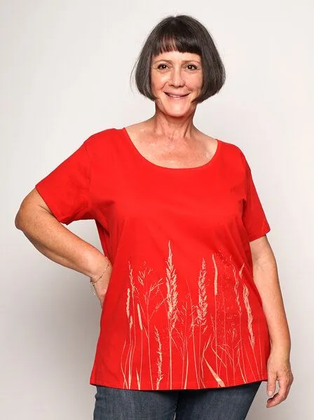Peaces.bio - handbedruckte Biomode Peaces.bio - handbedruckte Biomode Bio-Damen-Loosefit-T-Shirt Gräservielfalt, Rot, – Produktbild 1 von 3