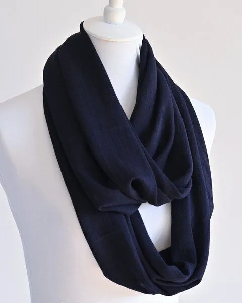 Susan's Fashion Susan's Fashion dunkelblauer, fein gestrickter Loopschal aus Biomerinowolle, Blau, – Produktbild 2 von 2