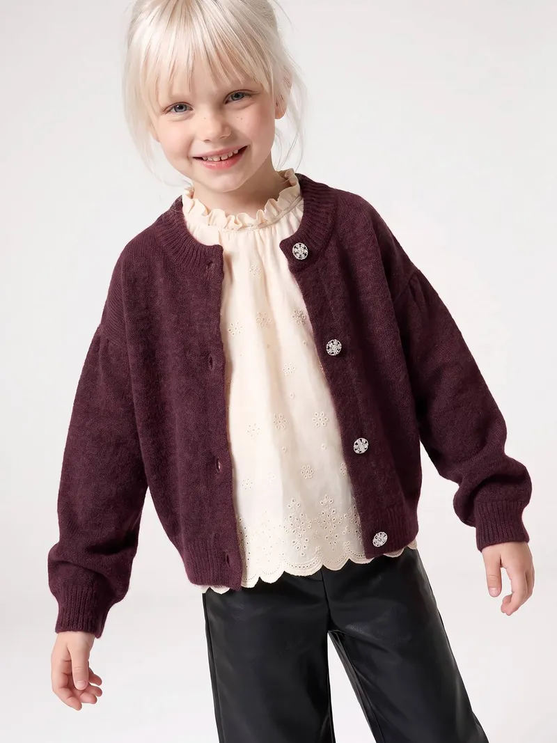 Vertbaudet Strickjacke Schmuckknöpfe Mädchen 42% Recycling-Polyester GRS-zertifiziert, Pflaume, – Produktbild 5 von 5