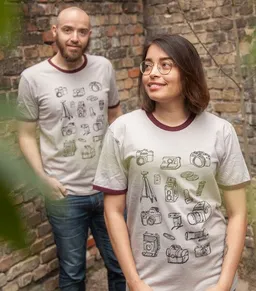 päfjes Fotokameras/Photo Camera - päfjes Ringer Unisex T-Shirt - Fair gehandelt aus Baumwolle Slub - Bio - taupe – Produktbild 1 von 1