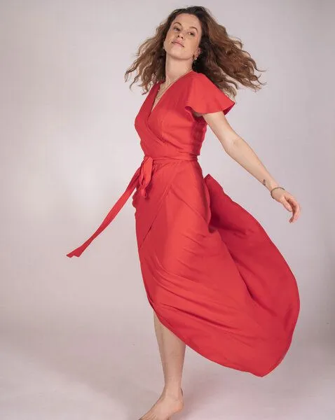 Aatise Aatise Langes Abendkleid im Wickeleffekt Zermonie 100% EcoVero, Rot, – Produktbild 1 von 4