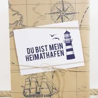 Bow & Hummingbird Bow & Hummingbird Postkarte Heimathafen – Produktbild 1 von 1