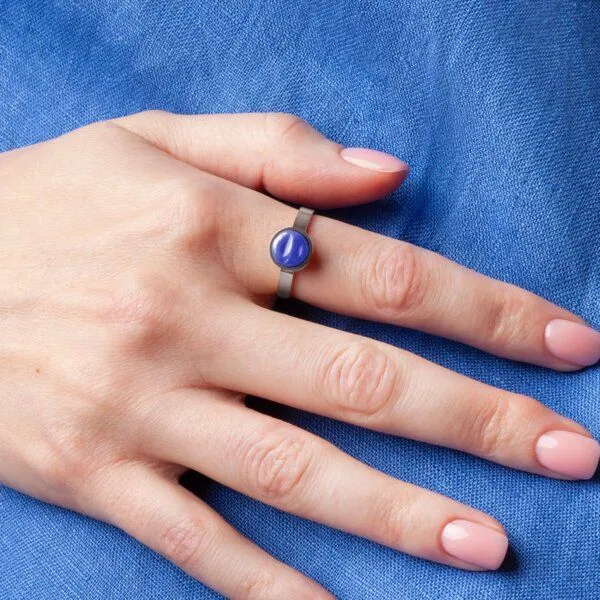 ALEXASCHA ALEXASCHA Größenverstellbarer Ring mit Stein, Saphirblau, – Produktbild 3 von 4