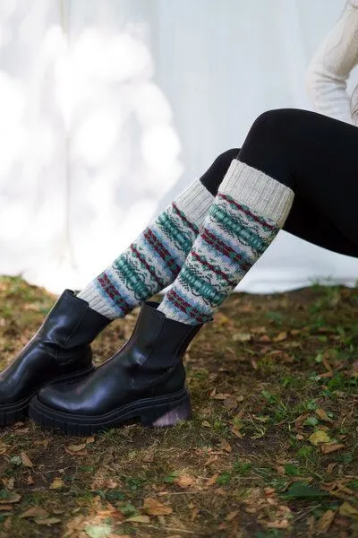 Haus of Namaste Haus of Namaste Handgefertigte Beinstulpen aus 100 % Lammwolle im Fair-Isle-Muster – Produktbild 2 von 2