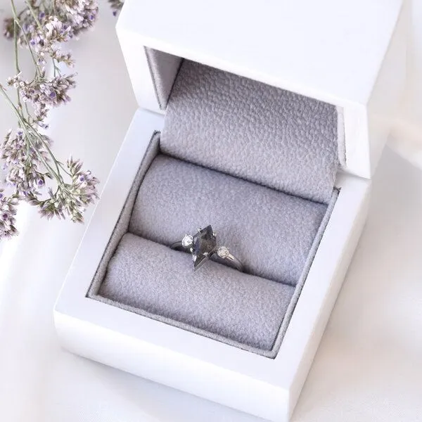 Eppi Eppi Goldener Ring mit Salt and Pepper Diamant in Kiteform Melitta, Gelb, – Produktbild 3 von 4