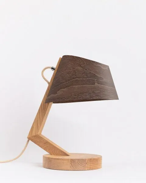 ALMUT von Wildheim ALMUT von Wildheim Moderne Tischlampe aus Eiche Lampenschirm aus Naturmaterialien, Walnuss (braun), – Produktbild 1 von 4
