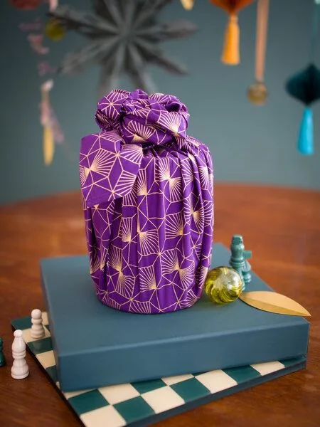 FabRap Gift Wrap FabRap Gift Wrap Wiederverwendbare Geschenkverpackung Furoshiki (einseitig), Plum diamonds (lila mit gold), – Produktbild 4 von 4