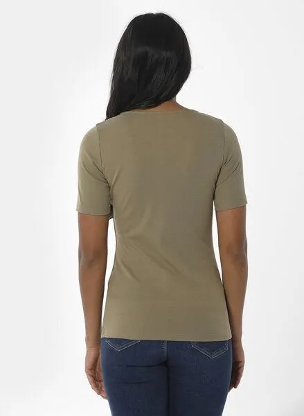 ORGANICATION ORGANICATION Geripptes T-Shirt aus Bio-Baumwolle mit V-Ausschnitt, Grün(olive), – Produktbild 4 von 4