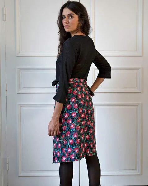 Aatise Aatise Kurzer bedruckter Wickelrock Zana aus 100% EcoVero, Schwarz, – Produktbild 3 von 3