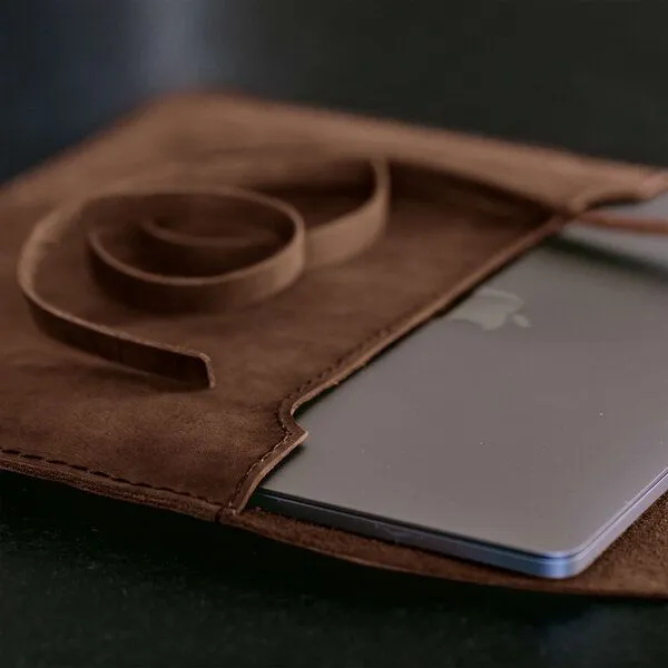 hecho. hecho. Leder Hülle für MacBook Pro 13", 14“, 15" & 16" | „Pablo“ | Handmade & Fair (Lederhülle, Ledertasche, Tasche) – Produktbild 4 von 4
