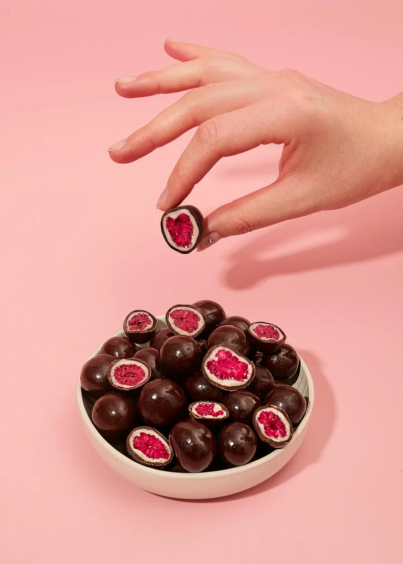 KoRo Gefriergetrocknete Himbeeren in weißer und dunkler Schokolade | 500 g – Produktbild 3 von 5