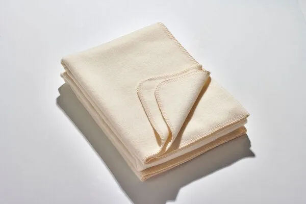 Kaipara - Merino Sportswear Kaipara - Merino Sportswear Merino-Decke 140 cm x 190 cm (950g), Wollweiß, – Produktbild 1 von 1