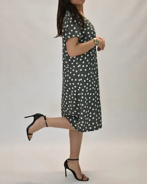 Aatise Aatise Shift-Kleid kurzarm Zelda aus 100% EcoVero roter Blumendruck, Grau, – Produktbild 1 von 4