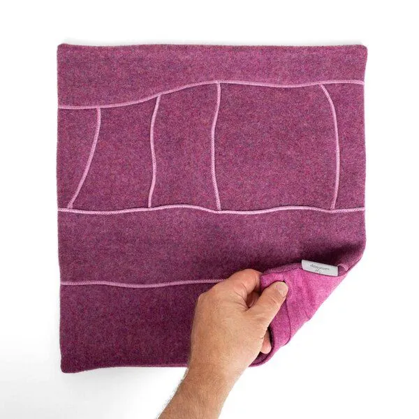 nahtur-design nahtur-design Dekokissen "zero-waste" aus kuscheliger Schurwolle | Unikate, Malina, – Produktbild 1 von 4