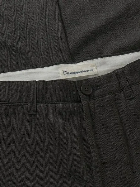 KnowledgeCotton Apparel KnowledgeCotton Apparel Chino-Hose Chuck regular herringbone pants, Dark grey melange, – Produktbild 3 von 3