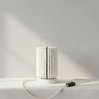 ALMUT von Wildheim ALMUT von Wildheim Tischlampe mit zylindrischen Schirm aus 100 % Wolle – Produktbild 1 von 1