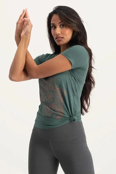 Urban Goddess Urban Goddess Hamsa Core Yoga Tee aus Bio-Baumwolle, Forest (grün), – Produktbild 3 von 4