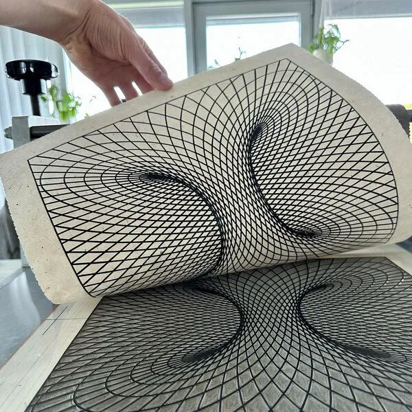 Veskor Cassiopeia Veskor Cassiopeia TORUSFELD Heilige Geometrie Linoldruck | 40 x 40 cm | Schwarz auf Naturweiß – Produktbild 3 von 4