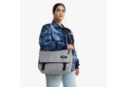 Eastpak Eastpak Messenger Bag Delegate +, Umhängetasche, Schultertasche mit Trolleygurt und 17" Laptopfach – Produktbild 1 von 1