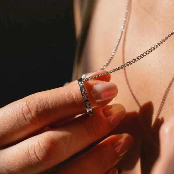 Divasya Divasya Silberne Kette mit Ring | Be Here Right Now – Produktbild 2 von 4