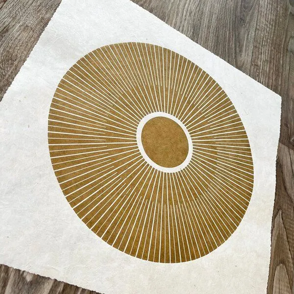 Veskor Cassiopeia Veskor Cassiopeia CENTRAL SUN Sonnen Linoldruck | 40 × 40 cm | Gold auf Naturweiß – Produktbild 3 von 4