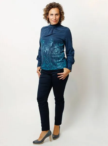Peaces.bio - handbedruckte Biomode Peaces.bio - handbedruckte Biomode Damenbluse Mystic Iris in Navy – Produktbild 3 von 4