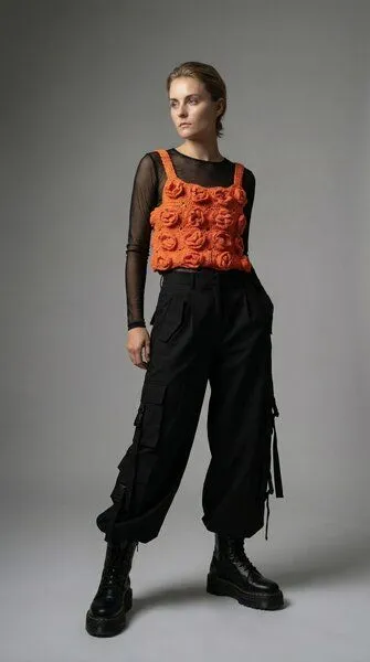 KnitToChange KnitToChange Handgehäkeltes Crop-Top mit 3D-Blüten in Orange – Produktbild 4 von 4