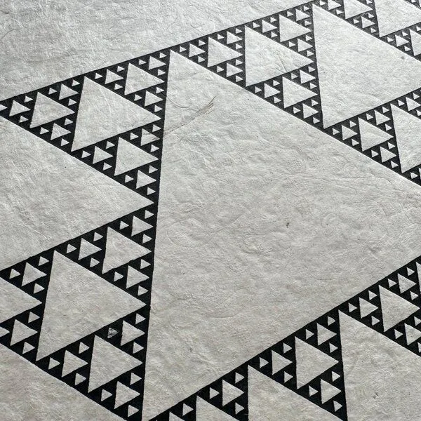 Veskor Cassiopeia Veskor Cassiopeia SIERPINSKI DREIECK Heilige Geometrie Linoldruck | 40 x 40 cm | Schwarz auf Naturweiß – Produktbild 3 von 4